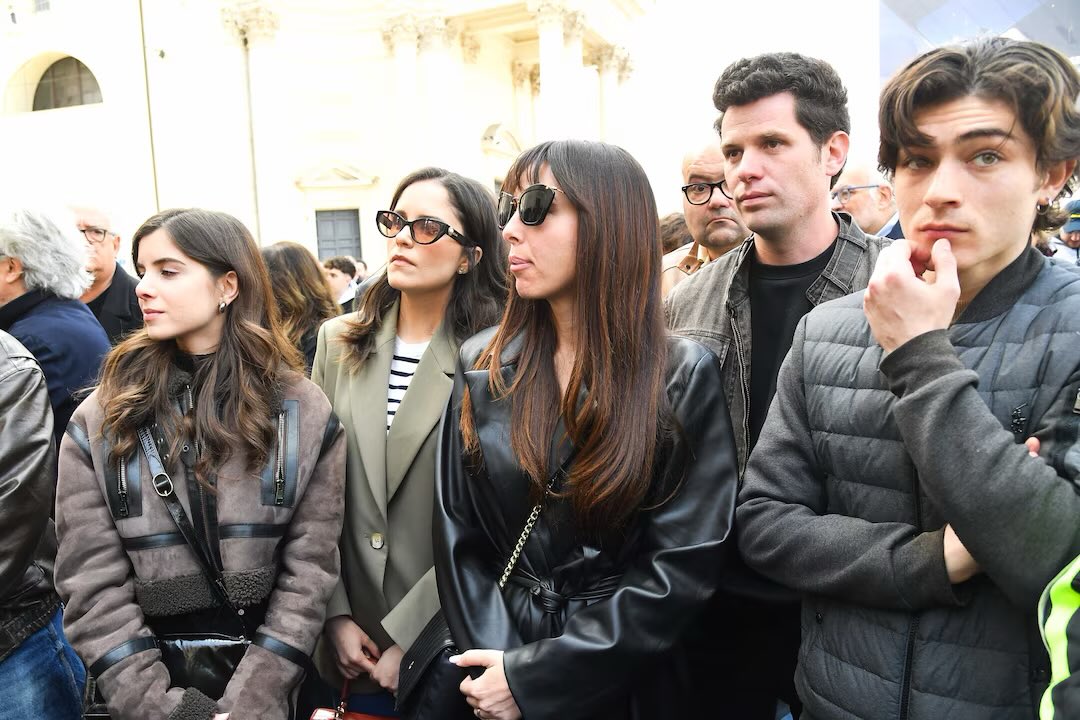 Maghi_98's tweet photo. Ogni immagine, video, parola che leggo sui funerali di #antonellofassari è un pezzo della mia infanzia che riaffiora precipitosamente e poi se ne va via per sempre.
Che amarezza Cè, che amarezza…💔 https://t.co/TzgndCOImD