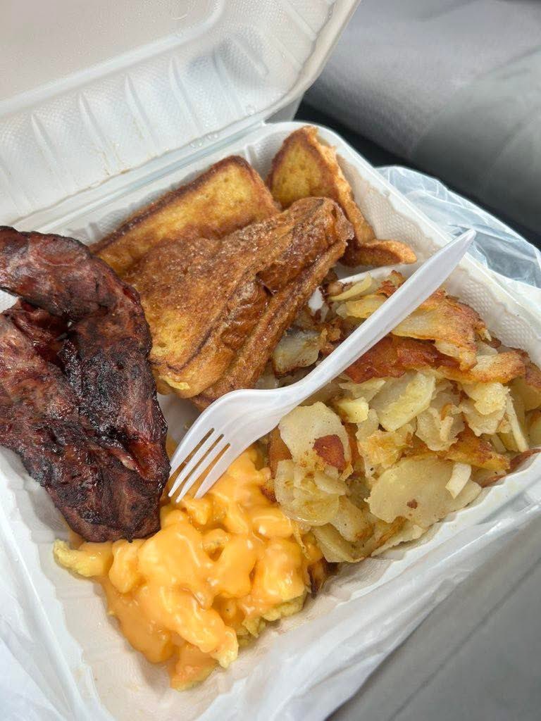 spotted_lizzard's tweet photo. Can somebody tell me everything that’s on this #plate ? .. I genuinely want to know. https://t.co/bYmirDLruB