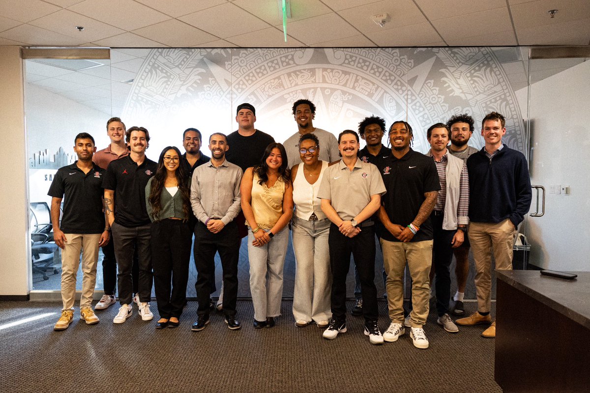 Had a great time yesterday talking to our season ticket holders, thanking them for their continued support of Aztec football!

#AztecFAST 🍢 x #BeTheA1pha 🐺 x #TheClimb 📈