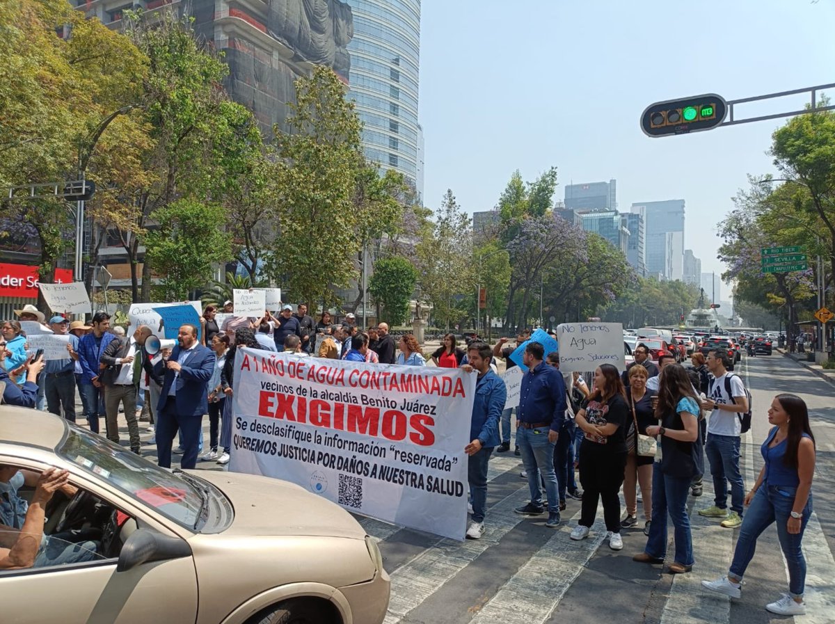 Ahora estamos en Av Paseo de la Reforma.
🔴 A un año del #AguaContaminadaBJ, seguimos sin respuestas:  
¿Qué sustancia contaminó el agua? 
¿Quiénes son los responsables?  
Basta de opacidad. 
📷<a href="/GobCDMX/">Gobierno de la Ciudad de México</a> <a href="/SGIAguaCDMX/">Secretaría de Gestión Integral del Agua</a>