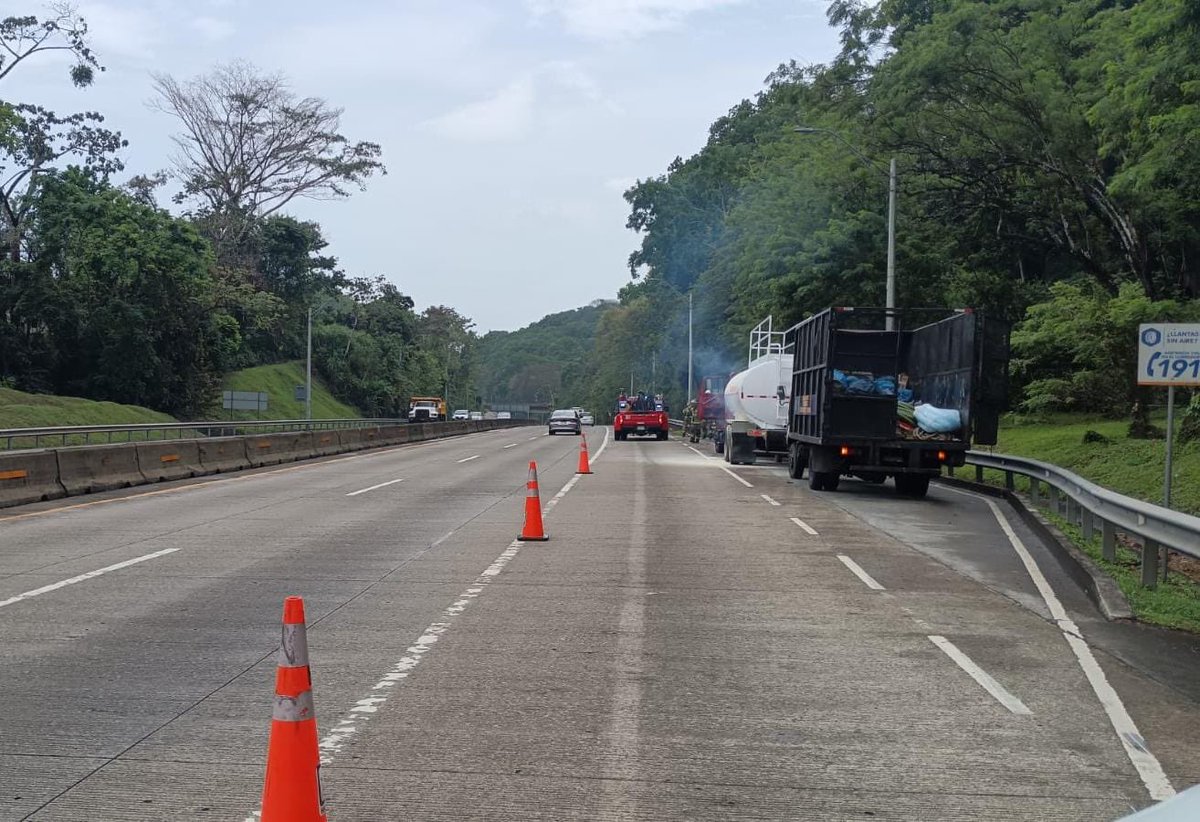 ENACorredoresPA's tweet photo. Atención Usuarios 📢
Se reporta conato de incendio de camión tipo cisterna en Corredor Norte, pasando el puente de Patacón sentido Albrook. Los bomberos se encuentran en el sitio.
#CorredorNorte https://t.co/y57GeLqWCF