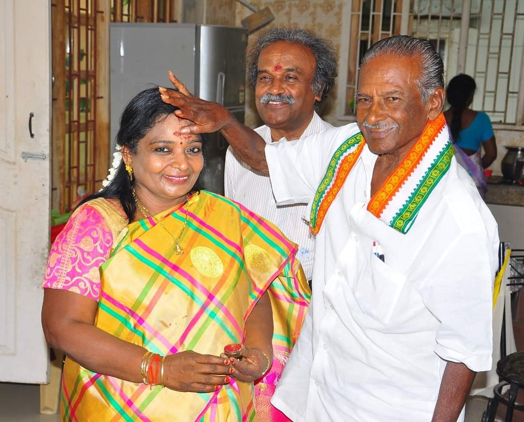 DrTamilisai4BJP's tweet photo. தமிழ் கற்றதனால் நான் தமிழ் பேசவில்லை... தமிழ் என்னைப் பெற்றதனால் நான் தமிழ் பேசுகிறேன் என்று.... பெருமையாக . பேச வைத்த என் தந்தை திரு.குமரி அனந்தன் அவர்கள்... இன்று என் அம்மாவோடு.. இரண்டர கலந்து விட்டார்... குமரியில்.. ஒரு கிராமத்தில் பிறந்து.. தன் முழு முயற்சியினால்... அப்பழுக்கற்ற அரசியல்வாதியாக... தமிழ் மீது.. தீராத பற்று கொண்டு... தமிழிசை என்ற பெயர் வைத்து... இசை இசை... என்று கூப்பிடும் என் அப்பாவின்... கணீர் குரல்... இன்று காற்றில்.. இசையோடு கலந்து விட்டது.... வாழ்க்கை இப்படித்தான் வாழ வேண்டும் என்று... சீரான வாழ்க்கை வாழ்ந்தவர்... இன்று தான் வளர்த்தவர்கள் எல்லாம்... சீராக வாழ்வதைக் கண்டு... பெருமைப்பட்டு.. வாழ்த்திவிட்டு.. எங்களை விட்டு மறைந்திருக்கிறார்... என்றும்.  .. அவர் பெயர் நிலைத்திருக்கும். தமிழக  அரசியலில்.. பாராளுமன்றத்தில் முதன் முதலில் தமிழில் பேசியவர்  இன்று தமிழோடு காற்றில்  கலந்துவிட்டார் என்று சொல்ல வேண்டும்.... மகிழ்ச்சியோடு போய் வாருங்கள் அப்பா... நீங்கள் மக்களுக்கு என்ன எல்லாம் செய்ய வேண்டும் என்று  நினைத்தீர்களோ... அதை மனதில் கொண்டு... உங்கள் பெயரில்... நாங்கள் செய்வோம் என்று... உறுதியோடு... உங்களை வழி அனுப்புகிறோம்... உங்கள் வழி உங்கள் வழியில்...... நீங்கள் எப்பொழுதும் சொல்வதைப் போல... நாமும் மகிழ்ச்சியாக இருந்து.. மற்றவர்களின் மகிழ்விக்க வேண்டும்.. என்று உங்கள் ஆசை ஆசையை.. எப்போதும் நிறைவேற்றுவோம்... போய் வாருங்கள் அப்பா தமிழ் கற்றதனால் நான் தமிழ் பேசவில்லை தமிழ் என்னைப் பெற்றதனால் நான் தமிழ் பேசுகிறேன்...
நன்றி அப்பா.. மகிழ்ச்சியோடு  போய் வாருங்கள்....