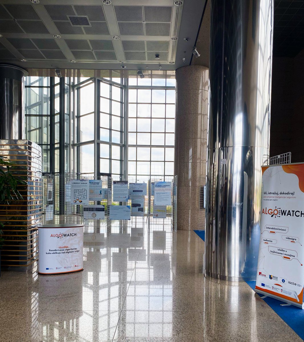 Sve je spremno za sutrašnje otvorenje izložbe ,,Razotkrivanje algoritama: kako oblikuju naš digitalni svijet"! 🎉

👇
djecamedija.org/inovativna-izl…