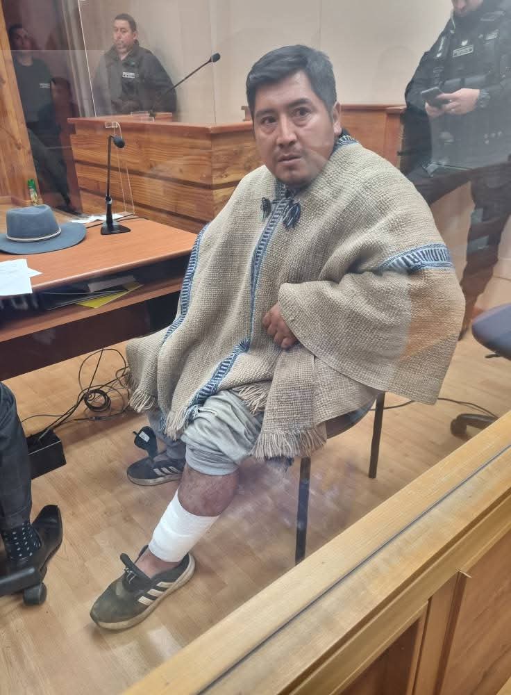 🔴Hoy en la audiencia de control de detención del werken luis alexis huenchullan millanao en la sala de audiencia el werken se vió herido en la tibia de su pierna izquierda. Sería una herida de impacto de escopeta. Es acusado de agresión contra funcionarios de la PDI.