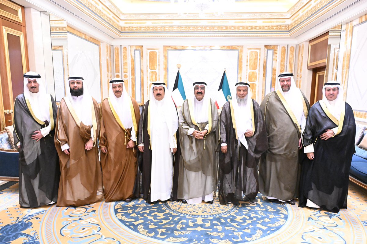 Q8NewsCom's tweet photo. تشرفت عائلة الدبيس اليوم بمقابلة سيدي سمو امير البلاد المفدى الشيخ مشعل الاحمد الجابر الصباح حفظه الله ورعاه و سمو ولي عهده الامين صباح خالد الحمد الصباح حفظه الله ورعاه .

من اليمين
د.فهد سعد فالح الدبيس
د.فالح مفلح فالح الدبيس
مرزوق مبارك فالح الدبيس
مفلح حمود الدبيس
فلاح حمود الدبيس
عادل مفلح حجي الدبيس
مشعل مفلح حمود الدبيس