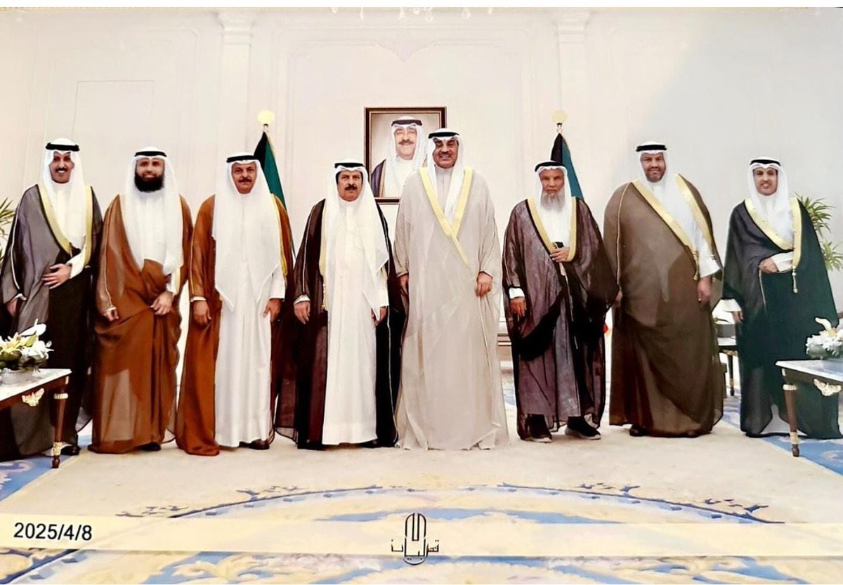 Q8NewsCom's tweet photo. تشرفت عائلة الدبيس اليوم بمقابلة سيدي سمو امير البلاد المفدى الشيخ مشعل الاحمد الجابر الصباح حفظه الله ورعاه و سمو ولي عهده الامين صباح خالد الحمد الصباح حفظه الله ورعاه .

من اليمين
د.فهد سعد فالح الدبيس
د.فالح مفلح فالح الدبيس
مرزوق مبارك فالح الدبيس
مفلح حمود الدبيس
فلاح حمود الدبيس
عادل مفلح حجي الدبيس
مشعل مفلح حمود الدبيس