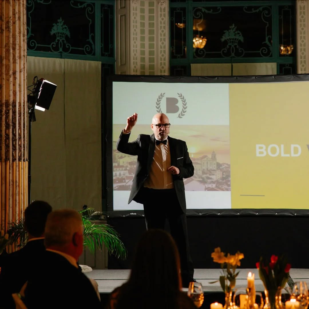 LPlus's tweet photo. It's a privilege to be on stage with amazing @cordeiro @bryankramer @IreneKonova always #beBOLD friends #BOLDAwardsVI #BOLD6 @tipalti  #GalvarroWatches https://t.co/qy5ushUcPa