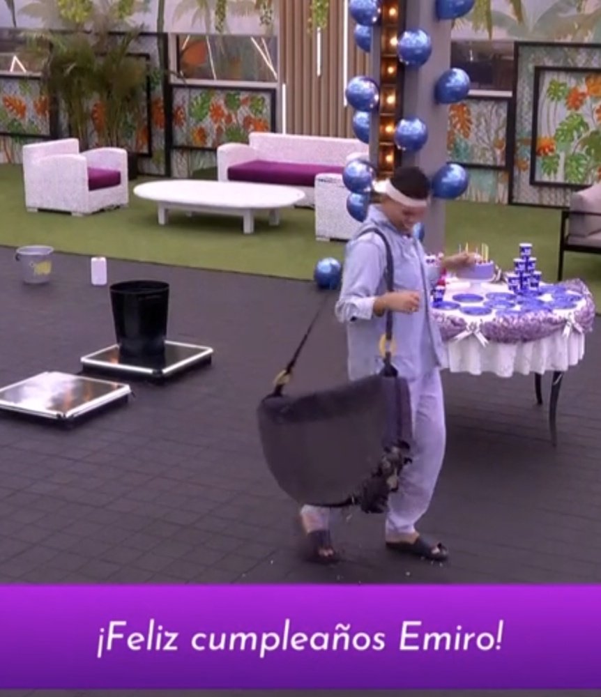 Vann_Bal's tweet photo. El jefe se puso la 10 con esa piñata jajajaja no la supero #LaCasaDeLosFamososCol #LaCasaDeLosFamososCol2 https://t.co/GE59G0Bjik