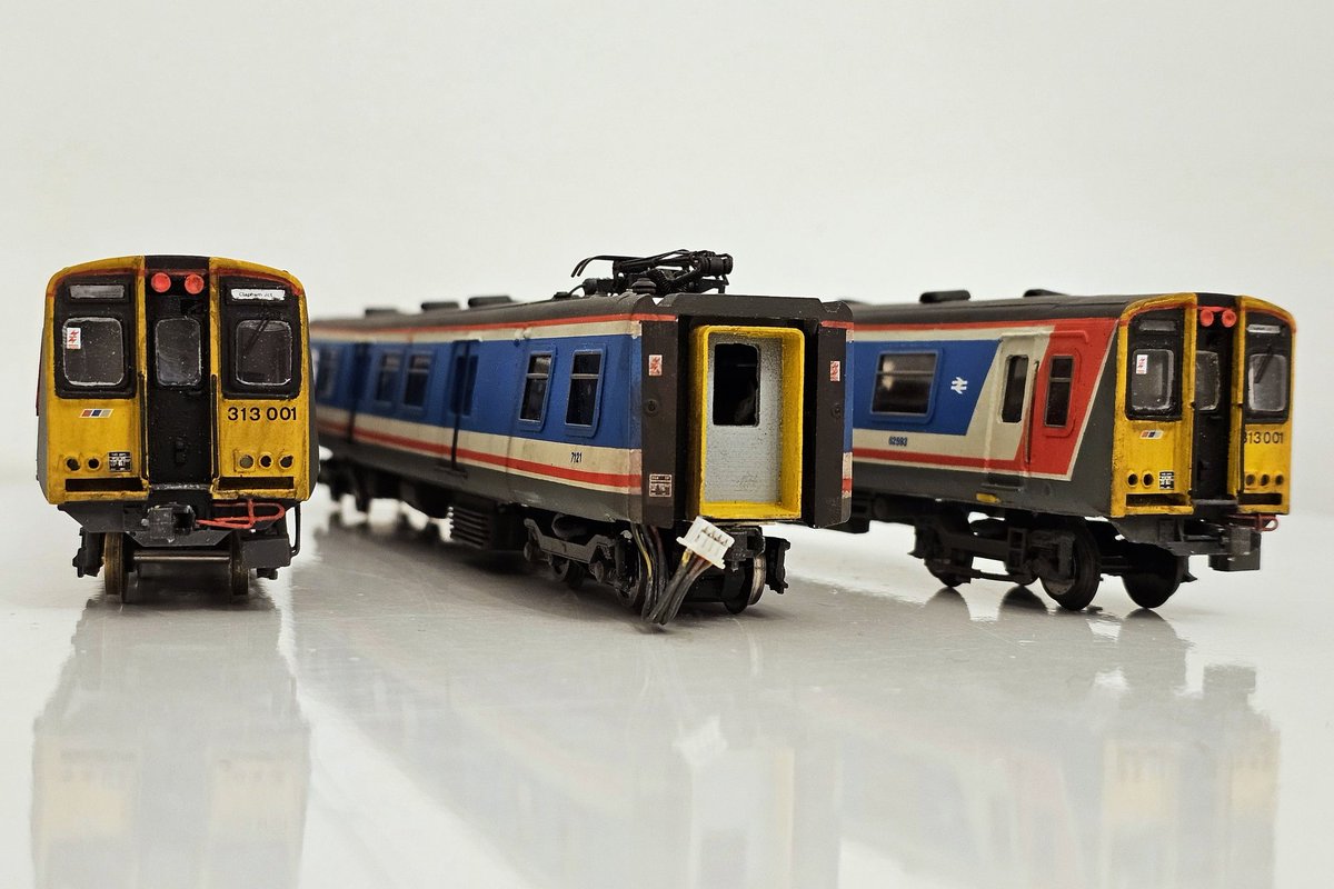PdannyH's tweet photo. #ModelWorldLIVE - my most challenging model yet. Only the cabs, sides &amp; roof were available and this kit required some creative work to fit together squarely. I also have 2nd one in my to-do box, but I doubt I'll get near that anytime soon, lol. #VariousMultipleUnits #tmrguk https://t.co/TemvrO5REi