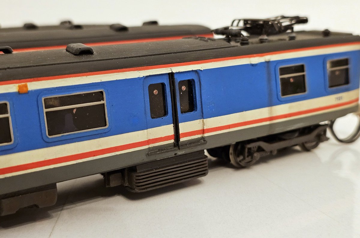 PdannyH's tweet photo. #ModelWorldLIVE - my most challenging model yet. Only the cabs, sides &amp; roof were available and this kit required some creative work to fit together squarely. I also have 2nd one in my to-do box, but I doubt I'll get near that anytime soon, lol. #VariousMultipleUnits #tmrguk https://t.co/TemvrO5REi