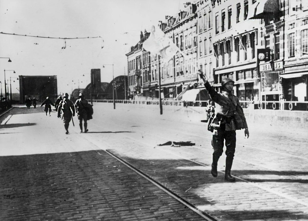 Wij organiseren op het Noordereiland diverse oorlogswandelingen. 

Data:
Zondag 11 mei, 11:00
Zaterdag 17 mei, 10:00
zondag 18 mei, 11:00
Donderdag 29 mei 10:00
Zondag 8 juni 11:00 

Start: Cafe Koozie, Noordereiland      € 5,00 incl. koffie/thee  info@strijdomdemaasbruggen.nl