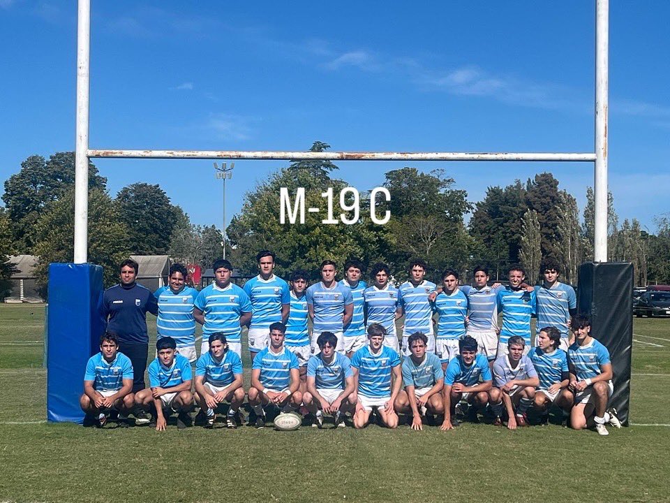 ClubCiudadRugby's tweet photo. 🖋️ El domingo pasado la M-19 escribió un nuevo capitulo de nuestra historia. Es la primera vez que una división de juveniles del club presenta 3 equipos en un torneo URBA.

Sin dudas un hito histórico para el rugby del club. 

¡Muchas gracias a jugadores, padres y entrenadores! https://t.co/vJoxcbHXhn