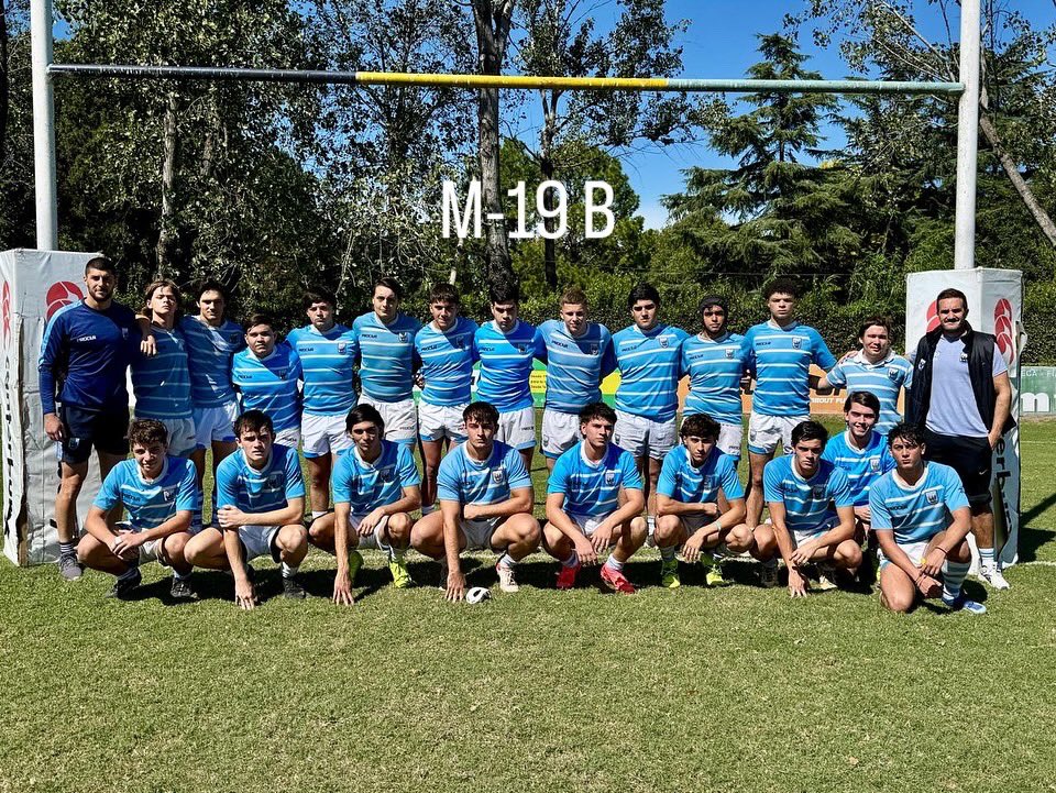 ClubCiudadRugby's tweet photo. 🖋️ El domingo pasado la M-19 escribió un nuevo capitulo de nuestra historia. Es la primera vez que una división de juveniles del club presenta 3 equipos en un torneo URBA.

Sin dudas un hito histórico para el rugby del club. 

¡Muchas gracias a jugadores, padres y entrenadores! https://t.co/vJoxcbHXhn