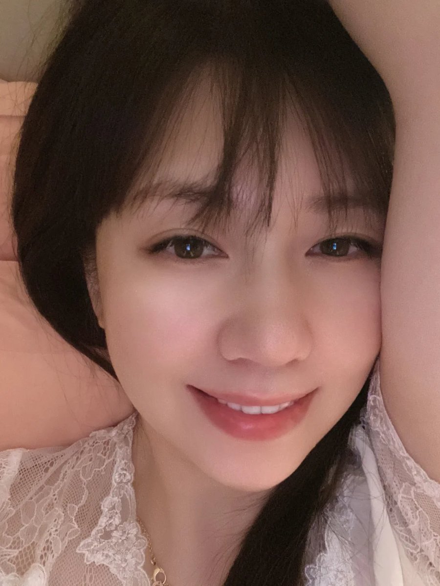 Poonam24129's tweet photo. 早晨的阳光洒进窗帘，温暖而柔和。少妇在这个宁静的清晨，轻轻睁开眼睛，感受着属于她的独特时光。微风拂过窗边，生活的节奏开始从这一刻悄然起步。她知道，今天的每一个瞬间都值得珍惜，每一份平凡都充满了不平凡的意义。新的开始，新的希望，今天的每一步都将带着她的梦想走得更远。 https://t.co/rOSaCjxna4