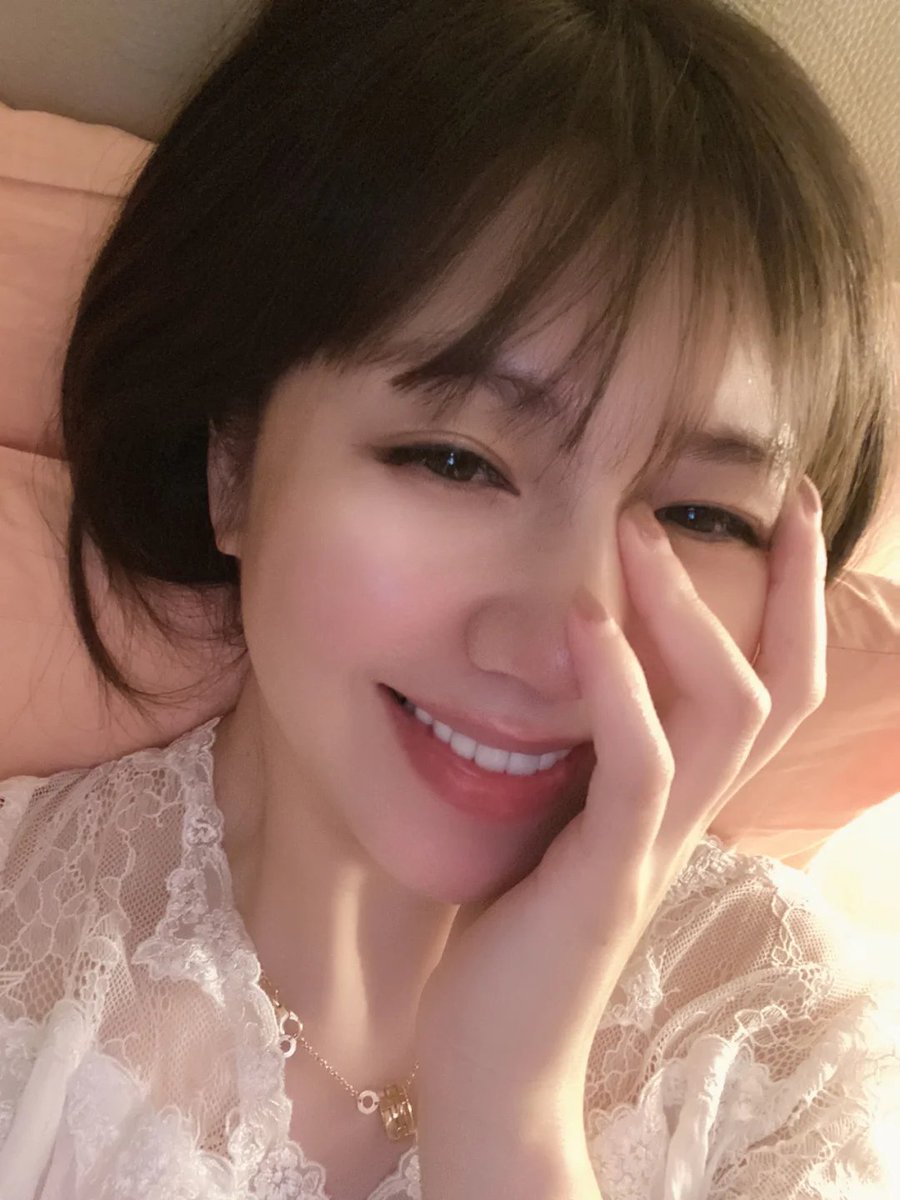 Poonam24129's tweet photo. 早晨的阳光洒进窗帘，温暖而柔和。少妇在这个宁静的清晨，轻轻睁开眼睛，感受着属于她的独特时光。微风拂过窗边，生活的节奏开始从这一刻悄然起步。她知道，今天的每一个瞬间都值得珍惜，每一份平凡都充满了不平凡的意义。新的开始，新的希望，今天的每一步都将带着她的梦想走得更远。 https://t.co/rOSaCjxna4