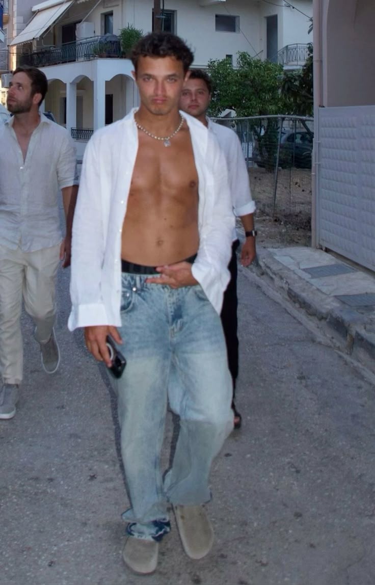 sorry for being inactive during work days I'm really busy as usual so I'll be back for the weekend and the weeks after since I'll be having my spring break for the time being here's another grindr core Lando pic