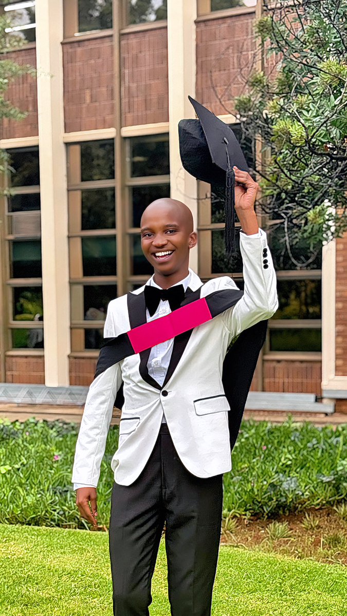 samkhele_za's tweet photo. signing out… 🎓 https://t.co/lSPB2zwmS0