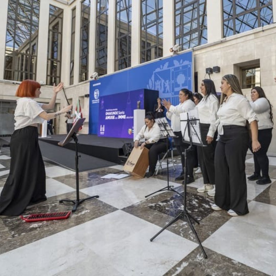 nerea_melgosa's tweet photo. 🏆 Ijito herriaren nazioarteko egunarekin behar bezala bukatzeko, ohore izugarria izan da Ongizate, Gazteria eta Erronka Demografikoko sailburu bezala, #Amuge eta #IMME elkarteak, Pradales Lehendakariaren eskutik, 2024ko #EmakundeSaria jasotzen ikustea
Zorionak Amuge eta IMME!💜 https://t.co/Vs2HCNGnQD
