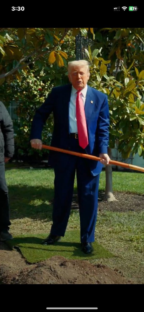 Fuckface wants us to believe he’s planting a magnolia tree while standing on a piece of Astroturf so he doesn’t get dirt on his shoes.   Everything this clown does is fake.