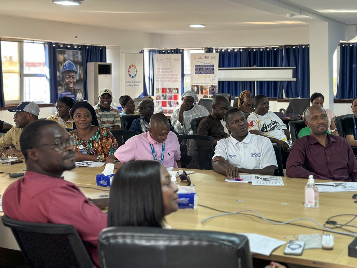 📚 Les premiers cours d’espagnol ont démarré aujourd’hui dans les locaux de l’<a href="/OIMGuinee/">OIM Guinée</a>, facilités par <a href="/EmbEspGuinea/">Embajada de España en Guinea</a> à l’initiative de S.E. l’Ambassadeur Ángel Carrascal 🇪🇸. Bravo aux nombreux·ses participant·e·s !
¡Ánimo y mucho éxito en este nuevo aprendizaje!