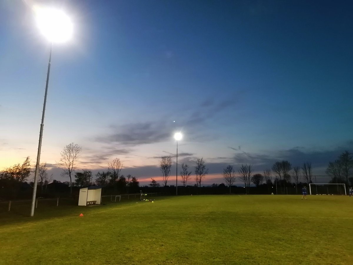 Prachtige luchten ook vanavond weer boven het trainingsveld van <a href="/VVdeLauwers/">VV de Lauwers</a> Wat minder vrolijk maakt is dat we de hele avond nul weidevogels hoorden. Zegt veel over die stand van zaken!