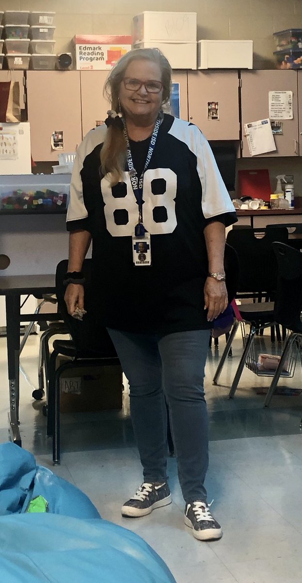 sheree42707426's tweet photo. #SkyhawkPride #MedinasMarvels #AdminSpiritWeek #MrVSportsGearDay https://t.co/vfCHUABils