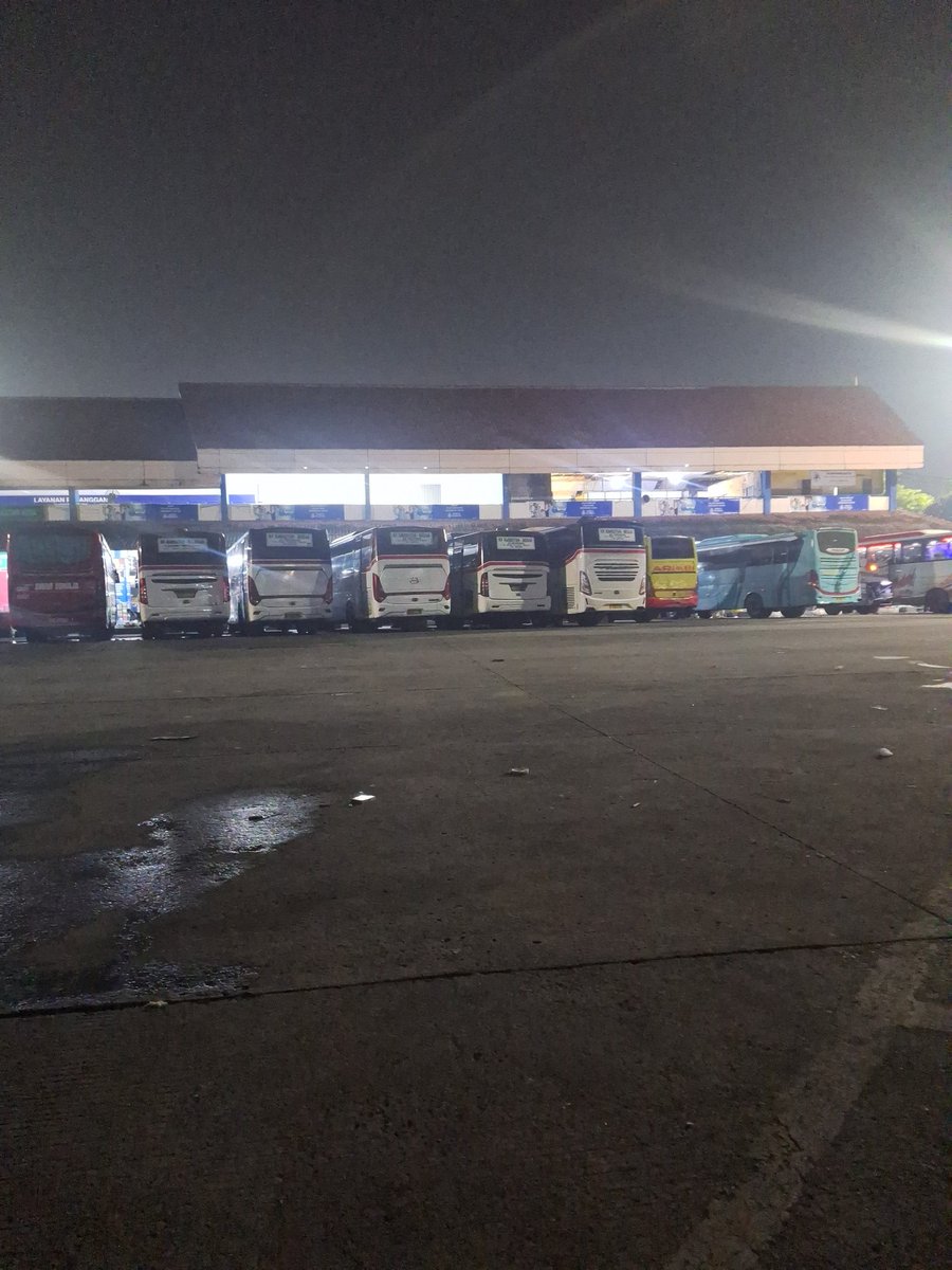Guanlinsister's tweet photo. buset dah ini tujuan ke bandung malah kesini. udah 2 jam ditelantarkan 😭😭😭 dimintain uang kembali ga dikasih, malah dimarahin sopirnya pas protes. pliss yang mau bantu aku komen di ig atau di gmaps gumarang jaya bersama https://t.co/Pd1vyxVWt8