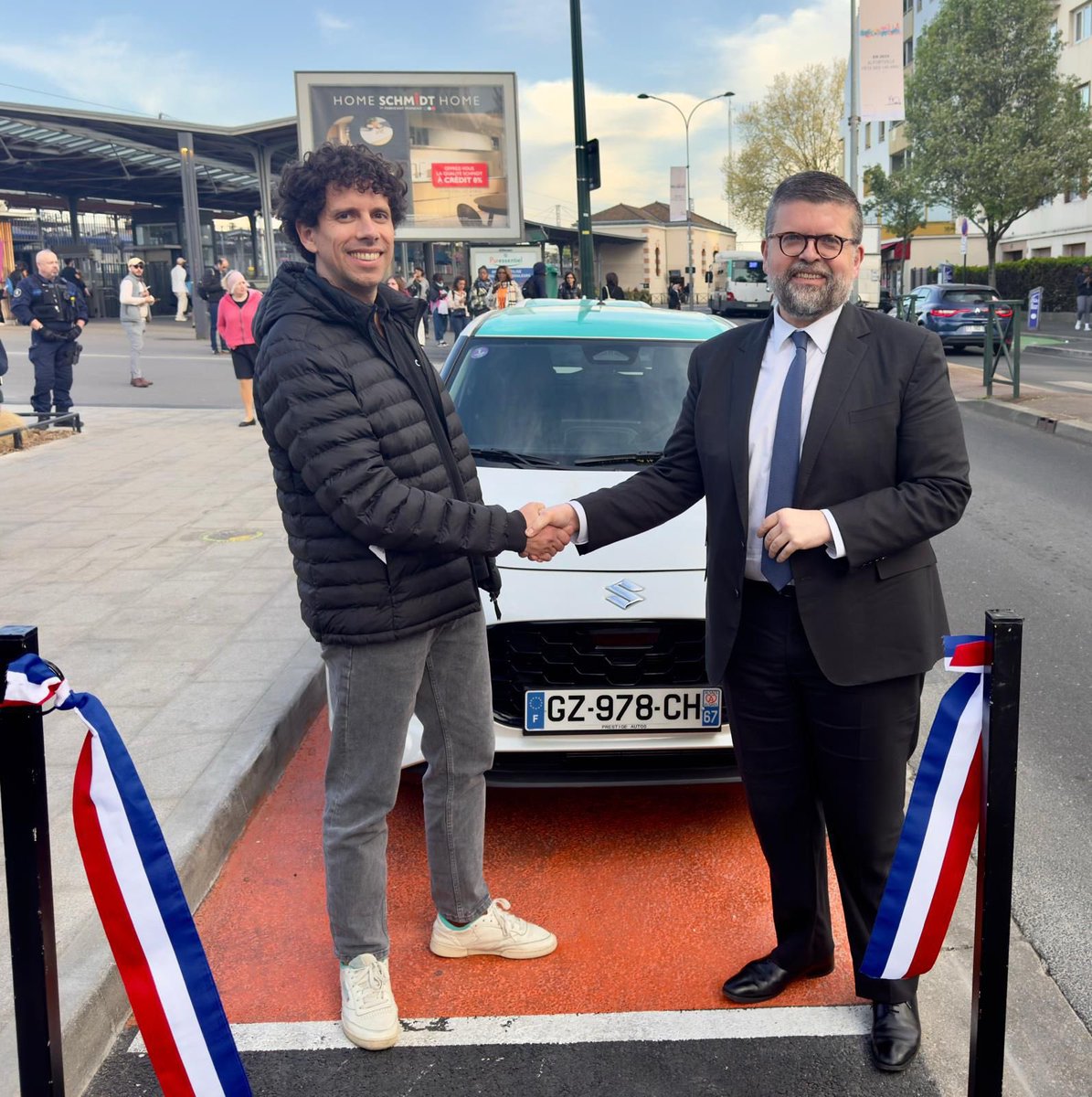 luccarvounas's tweet photo. Nous avons inauguré ce soir @Alfortville_94 la 3e station d’autopartage #CITIZ à la gare RER Maisons-Alfort Alfortville. Le parvis de la gare se pare de nouveaux services et s’embelli avec les fresques de l’artiste #2rode. 1/2 #Mobilités https://t.co/wolTmdEDfw