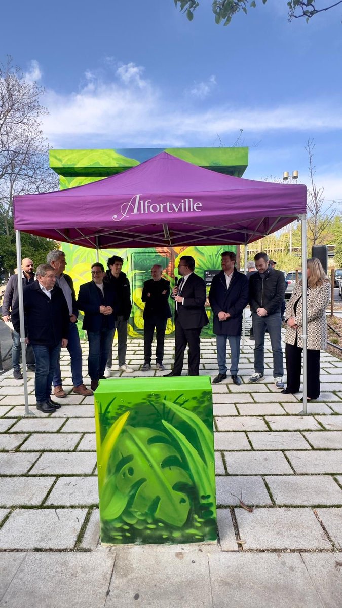 luccarvounas's tweet photo. Nous avons inauguré ce soir @Alfortville_94 la 3e station d’autopartage #CITIZ à la gare RER Maisons-Alfort Alfortville. Le parvis de la gare se pare de nouveaux services et s’embelli avec les fresques de l’artiste #2rode. 1/2 #Mobilités https://t.co/wolTmdEDfw