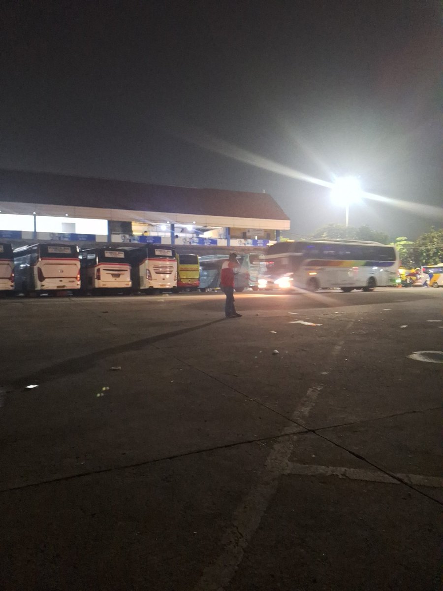 Guanlinsister's tweet photo. anj banget ini supirnya kaga balik balik udah mau subuh gw masih di kp rambutan coi. jaminannya ini kenek kaga guna juga ga bisa ambil keputusan
https://t.co/qjiDOIZcp9 https://t.co/y6yM4yGVkB