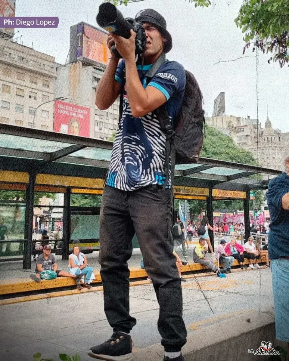 gargantapodero's tweet photo. "Cuando Pablo Grillo salga, quiero verlo trabajando. Quiero hacerle una foto en lo que ama", Diego López, docente de Pablo Grillo en la Universidad Nacional de Lanús (UNLA) y autor de la foto que recorrió el país. La mirada de su profe, ¡para darle fuerzas! https://t.co/Cq1D4XZ2Ay