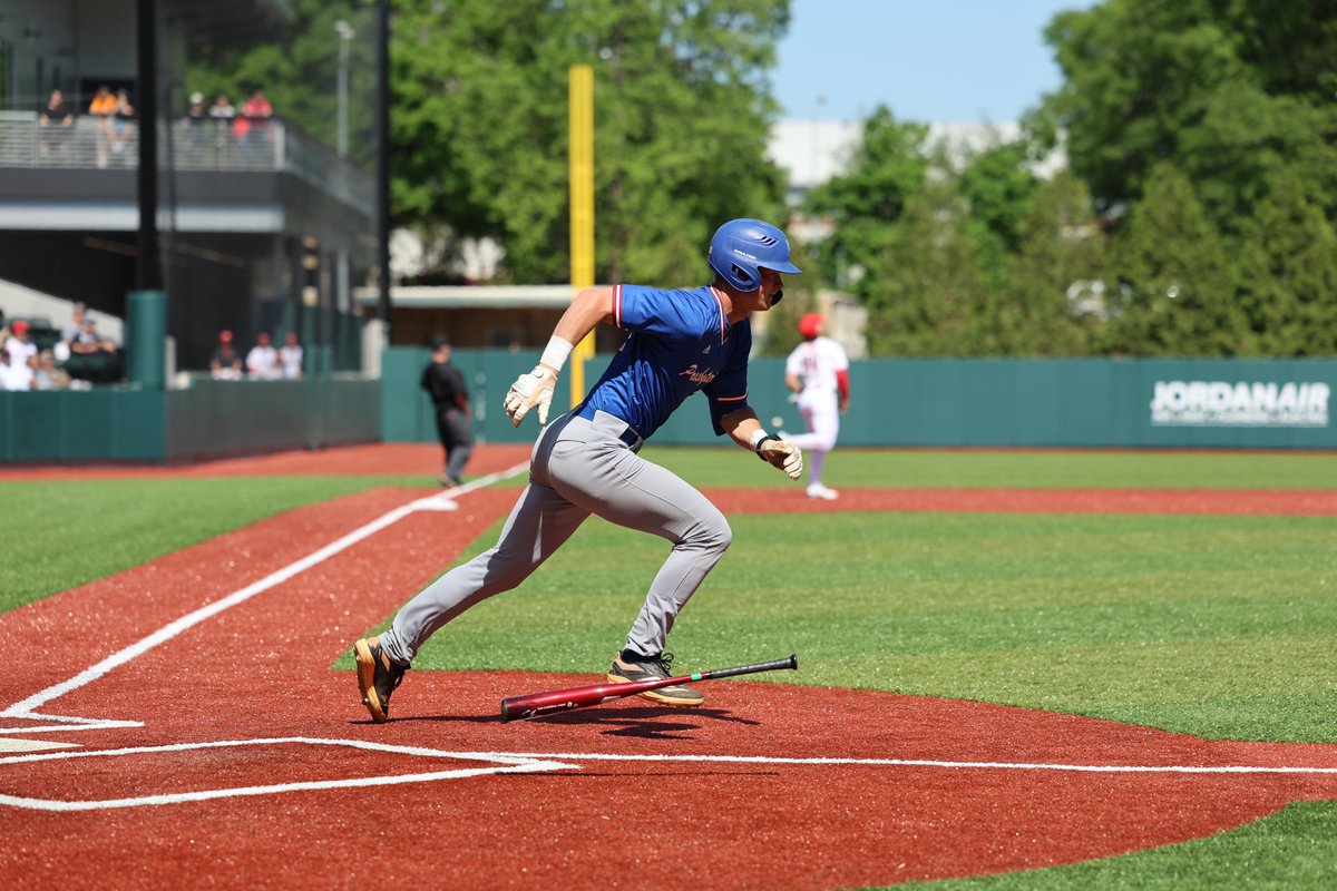 BlueHoseBSB's tweet photo. T2 | Linker ropes a double down the left field line but is stranded on second base.

1-1

#GoBlueHose https://t.co/t0vbf6JGpl