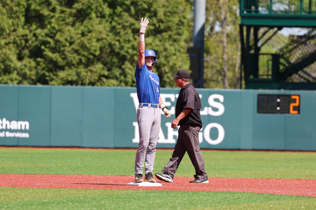 BlueHoseBSB's tweet photo. T2 | Linker ropes a double down the left field line but is stranded on second base.

1-1

#GoBlueHose https://t.co/t0vbf6JGpl