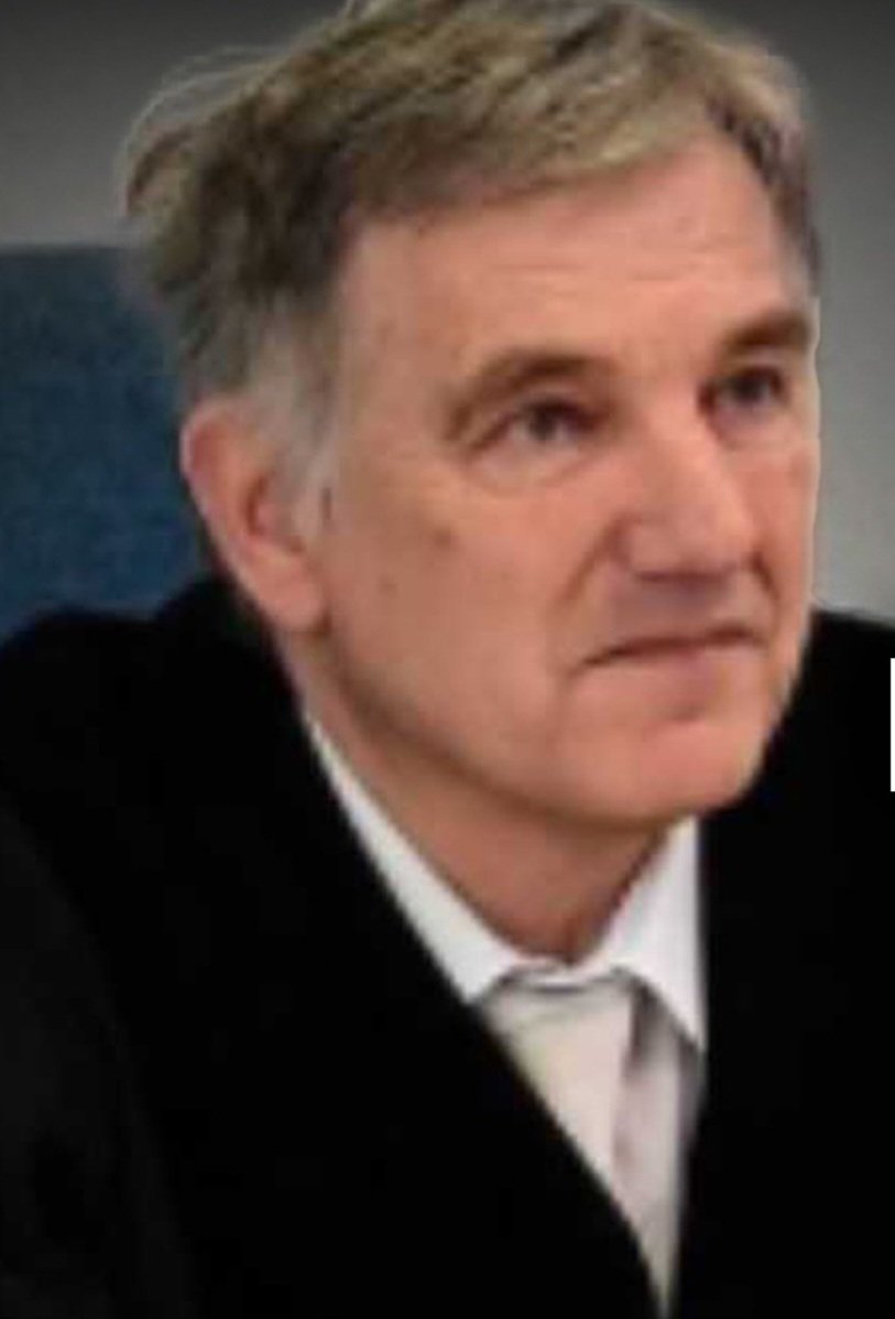 Wegen besonderer Verdienste für die DDR 2.0 folgendes Gesicht bitte merken!
Martin Waschner, Richter am Amtsgericht Bamberg.
Ein Ehrenmann, der Gnade bei syrischen Kindergrapschern walten lässt und knallhart bei politischen Satire-Memes durchgreift.
Das hat nichts mit