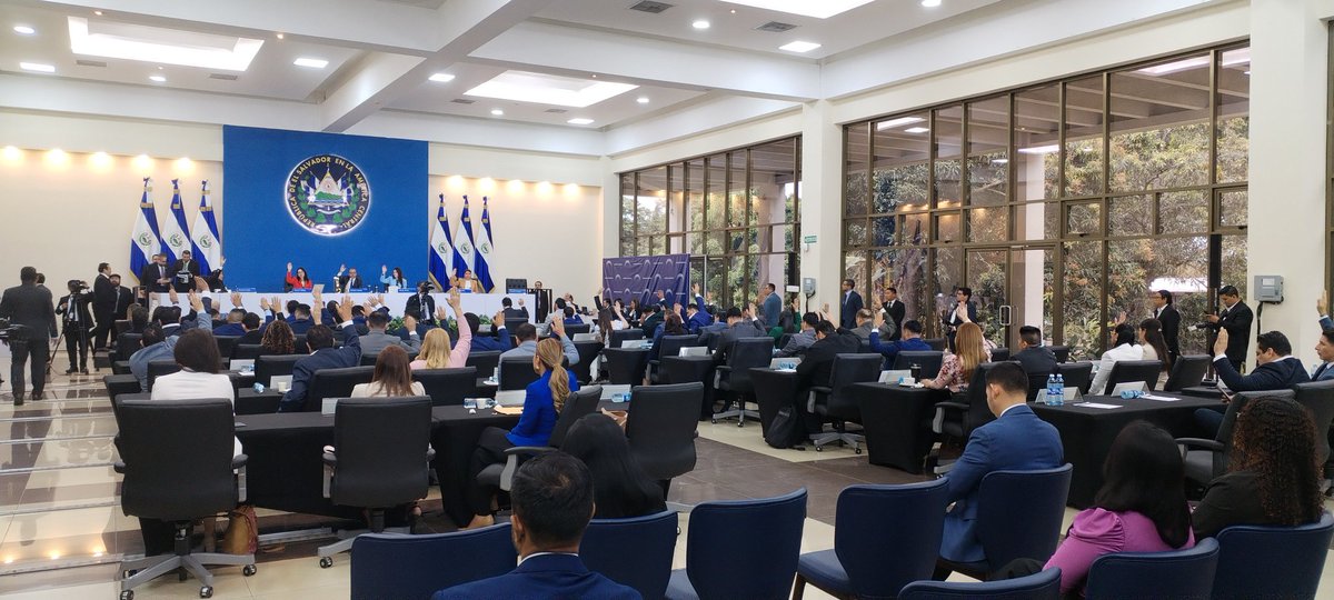 LPGPolitica's tweet photo. Sin ninguna discusión sobre el contenido de la iniciativa, Asamblea aprueba reforma a Ley del FOVIAL. https://t.co/Gz7bqOZ20J