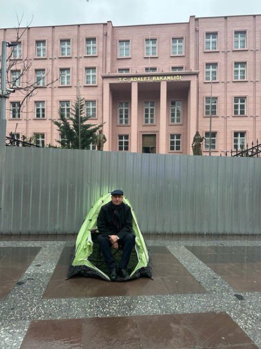 Twiti biz atarız milletvekili dediğin sokakta halkın yanında heryerde olur..