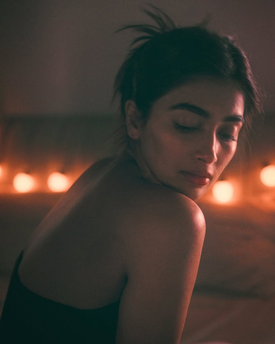 CelebritiesLib's tweet photo. In the light of your halo 🔥

#PoojaHegde #CelebrityLibrary https://t.co/xkHGvwOmco