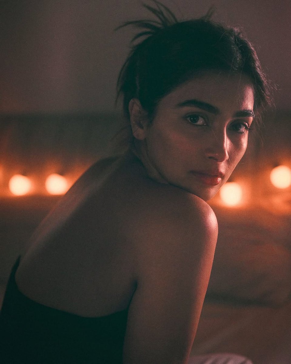 CelebritiesLib's tweet photo. In the light of your halo 🔥

#PoojaHegde #CelebrityLibrary https://t.co/xkHGvwOmco