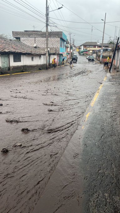 radio_pichincha's tweet photo. ⭕️ #ATENCIÓN | Este martes 8 de abril, se reportaron varias viviendas afectadas por acumulación de agua en la parroquia de #Lloa, al sur occidente de #Quito. El @ECU911_ atiende la emergencia. https://t.co/9qegIbQekX