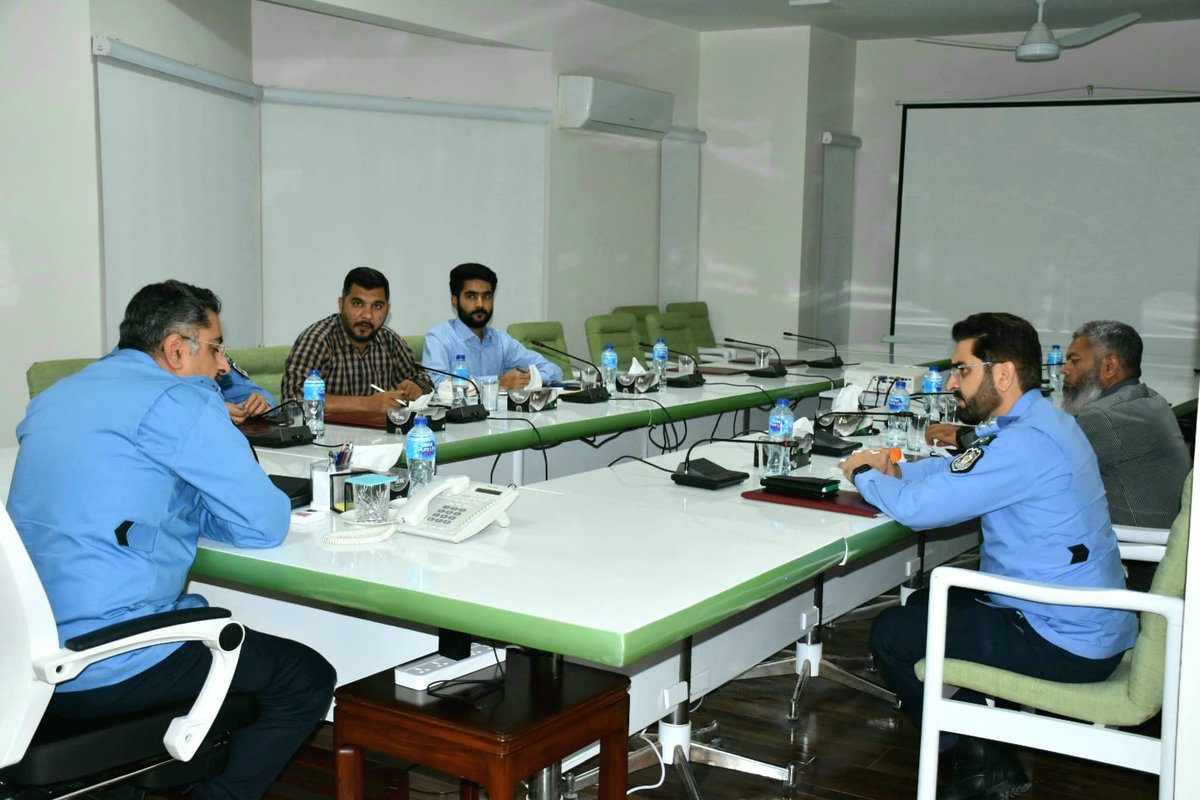 آئی جی اسلام آباد سید علی ناصر رضوی کی ڈی آئی جی اسلام آباد/ ڈی جی سیف سٹی شاکر حسین داوڑ اور ڈائریکٹر آئی ٹی سے میٹنگ۔
سیف سٹی کیمروں کی استعداد کار بڑھانے، انسداد جرائم میں جدید ٹیکنالوجی اور آرٹیفیشل انٹیلیجنس کا مؤثر استعمال کرنے اور پولیس کمیونیکیشن سسٹم میں جدت لانے کی