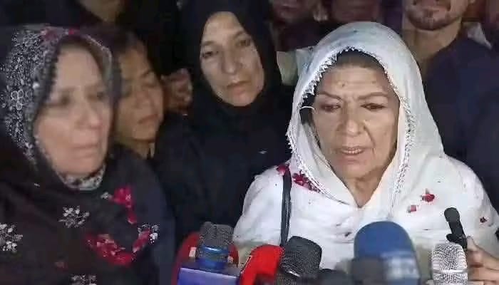 *ہمیں علی امین گنڈاپور اور بیرسٹر گوہر کی ہدایت پر جیل انتظامیہ نے عمران خان سے ملاقات نہیں کرنی دی گٸی:علیمہ خان 
*جیل انتظامیہ نے ہمیں کہا کے بیرسٹر گوہر اور علی امین گنڈاپور نے ہمیں صبح ہدایت کی ہیں کے علیمہ خان کی عمران خان سے ملاقات نہ کرادے:علیمہ خان 
*پوری قوم سے کہتا ہوں