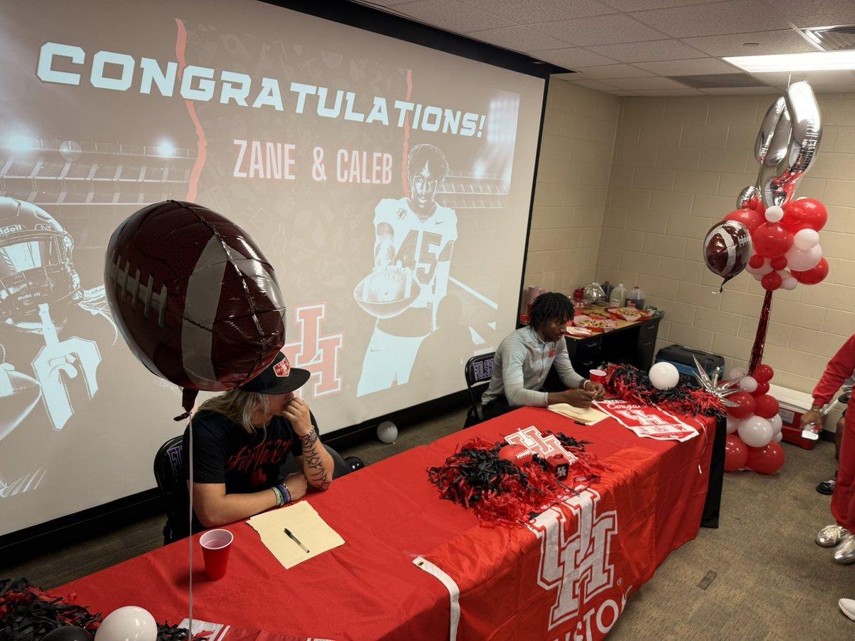WeAre1heRanch's tweet photo. This is only 1 of the many reasons that make these young men outstanding. Coming back to celebrate with their teammates @CalebAugustus6 @oneandonly_zane getting accepted into @UHouston @ChanceBryant19 @SheldonRice43 @UHCougarFB 
#RelationshipsMatter
#FAMILY https://t.co/Rqoc2koK7t