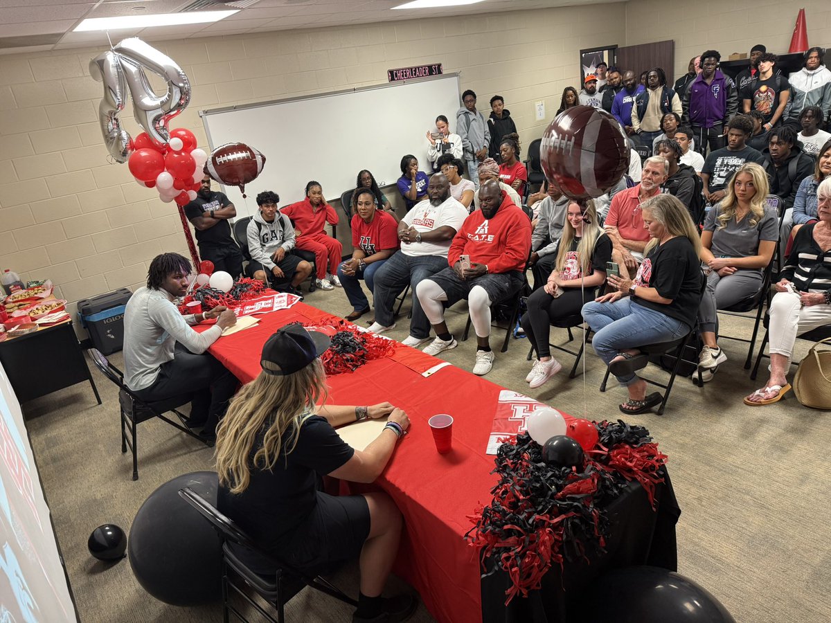 WeAre1heRanch's tweet photo. This is only 1 of the many reasons that make these young men outstanding. Coming back to celebrate with their teammates @CalebAugustus6 @oneandonly_zane getting accepted into @UHouston @ChanceBryant19 @SheldonRice43 @UHCougarFB 
#RelationshipsMatter
#FAMILY https://t.co/Rqoc2koK7t