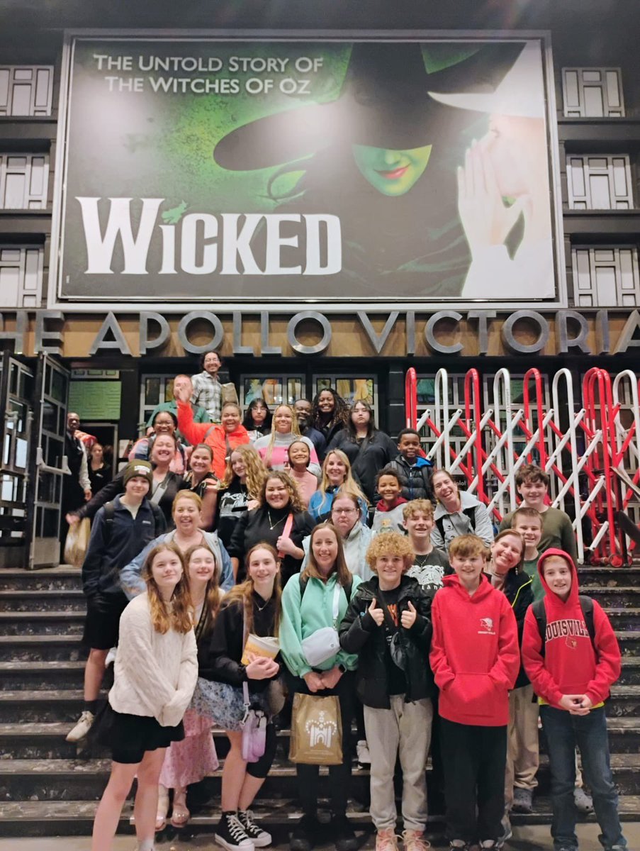 whitaker_keri's tweet photo. The @CrosbyMiddle Crew conquered London last week! From Stonehenge, to Tower of London, to seeing Buckingham Palace, we learned a ton! We recommend @EFtours for all educational trips! https://t.co/1vYlumtovo