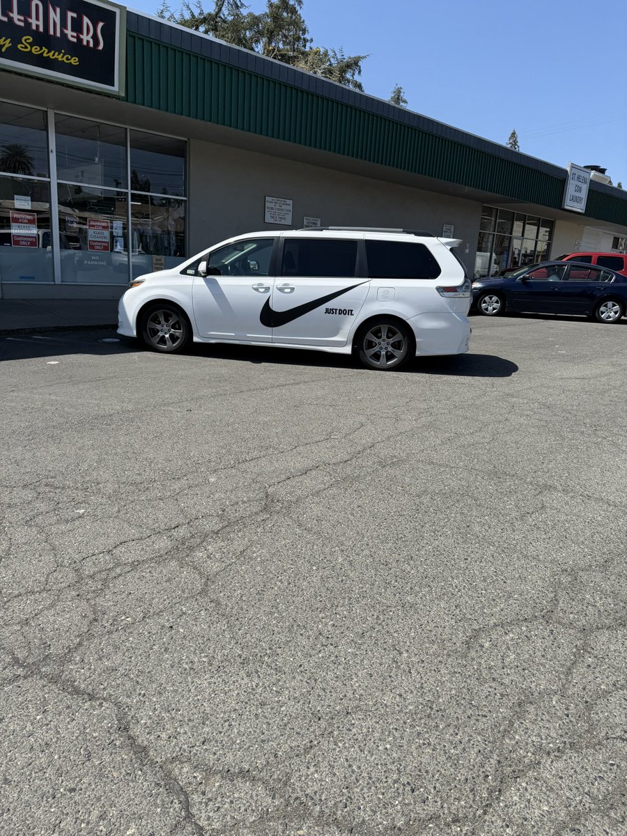 TomHolmes13's tweet photo. Do you think this the Finau family car? - Kate

@NoLayingUp @TheShotgunStart @fried_egg_golf https://t.co/eqd6LLIK6a