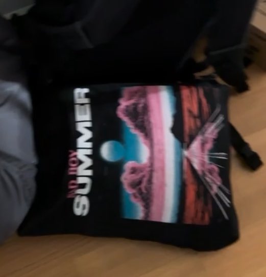 annnaedv's tweet photo. Hoi hoi ik ben vandaag mijn tas met kleding vergeten in de @NS_online trein van Schagen naar Den Helder rond 19:36, heeft iemand deze toevallig gevonden?
Foto van de tas hieronder https://t.co/Z3sxJvRaS5