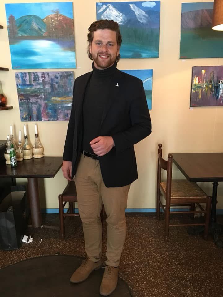 Afhverju er þessi maður að stela minni pósu og hugverki? ótrúleg aðför að einni persónu.