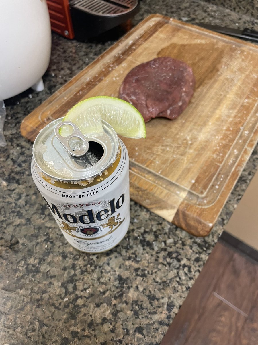 F70945206F's tweet photo. Salted rim? Yeah I think this white boy will speak a little Latina today
#balluptop #deportation #sofiavergara https://t.co/Gp3VfPI3fS