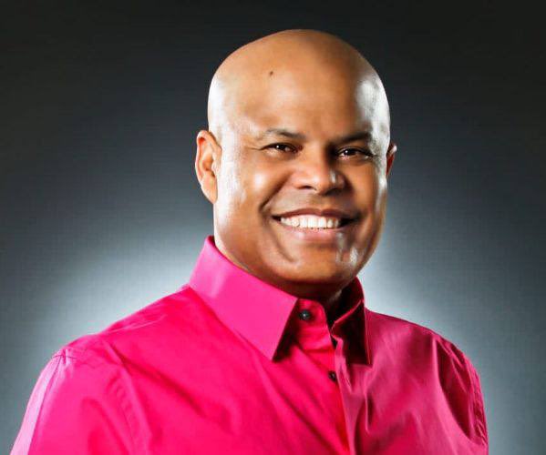 ACTUALIZACIÓN: Siendo las 3:45 de la tarde se confirma que lamentablemente Rubby Pérez continúa bajo los escombros en Jet Set. NO ES CIERTO que haya sido trasladado ni a CEDIMAT, ni a ningún otro centro médico. Mis fuentes son: el director del COE, General Juan Manuel Méndez y un