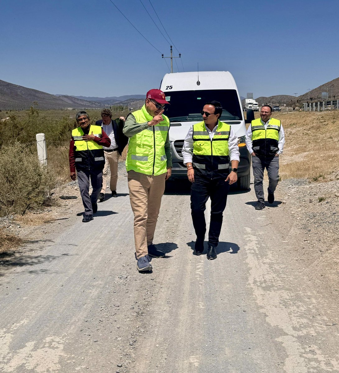 jvillafranca_mx's tweet photo. 🚧🛣️ Hoy tuve el gusto de realizar una supervisión de la carretera Saltillo - Matehuala junto con el Ing. David Omar Calderón Hallal, Director General de Conservación de Carreteras de @SICTmx 
Continuamos trabajando por mejor conectividad y accesibilidad. 💪🌟 
@SICT_NuevoLeon https://t.co/OFflNAvlFi